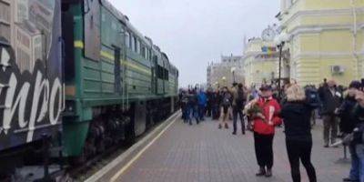 В Херсон прибыл первый с начала полномасштабной войны поезд - life.nv.ua - Украина - Россия