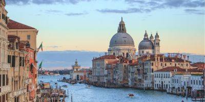 Уменьшить количество туристов. С 2024 года однодневное посещение исторического центра Венеции станет платным - life.nv.ua - Италия