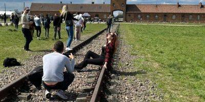 «Относились как к парку развлечений». Сеть возмутило поведение женщины, которая фотографировалась на фоне концлагеря Аушвиц - life.nv.ua - Польша