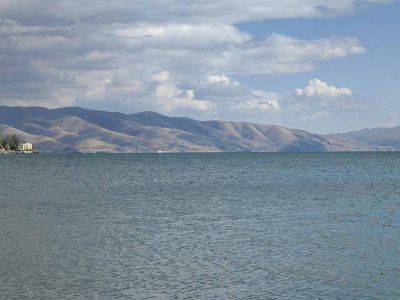 Природа Армении. Озеро Севан, дороги, поля и персики - hamster-travel.ru - Армения