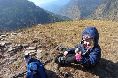 Четырехлетняя девочка поднялась в базовый лагерь на склоне Эвереста и установила рекорд - snob.ru - Чехия